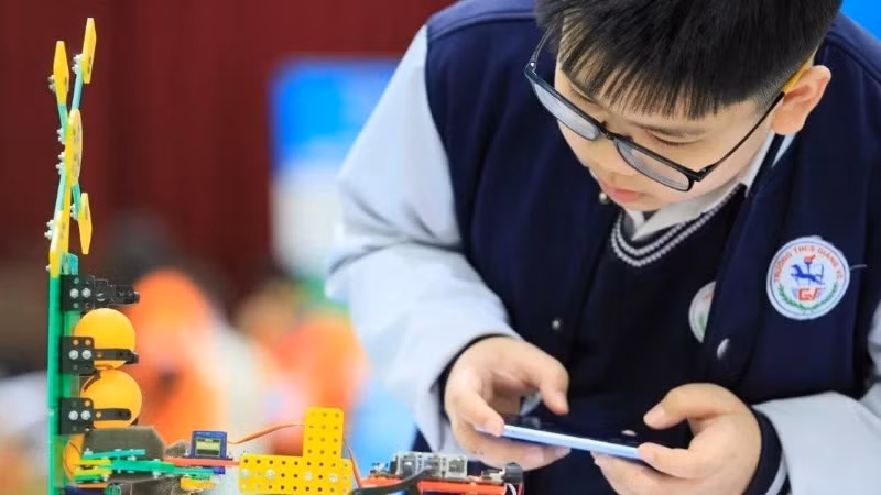 "Đam mê chế tạo robot" - tác phẩm ảnh đơn đoạt giải cao nhất mùa giải đầu tiên. (Ảnh: Trần Văn Hiếu)