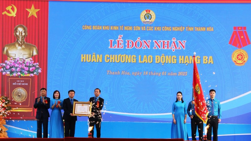 Công đoàn Khu kinh tế Nghi Sơn và các khu công nghiệp tỉnh Thanh Hóa đón Huân chương Lao động.