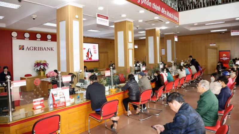 Khách hàng giao dịch tại chi nhánh Ngân hàng Agribank.