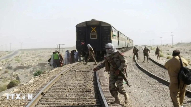 Lực lượng an ninh Pakistan được triển khai tại hiện trường vụ tấn công một đoàn tàu ở Balochistan. (Ảnh: EPA/TTXVN) 