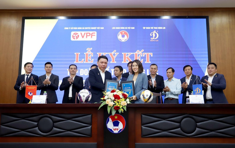 Lãnh đạo VFF và Tập đoàn thể thao Động Lực tại lễ ký kết tài trợ.