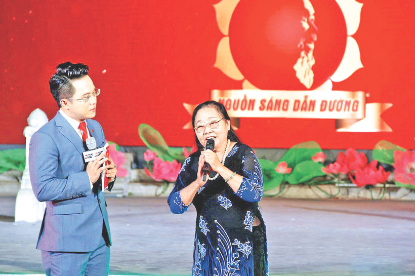NSƯT Song Thao (bên phải) vẫn giữ mãi ngọn lửa nghệ thuật từ những lần được Bác Hồ động viên, khích lệ.