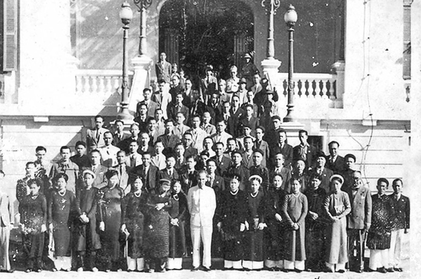 Chủ tịch Hồ Chí Minh gặp gỡ giới công thương Hà Nội ngày 18/9/1945. (Ảnh Tư liệu)