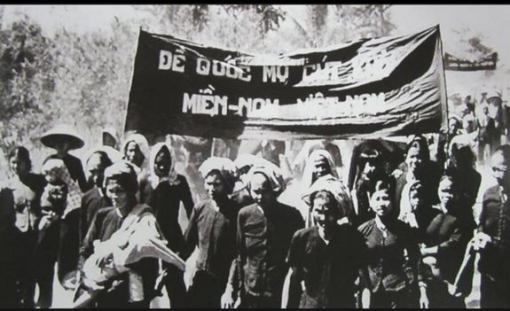 Trong ảnh: Nhân dân miền nam tham gia đấu tranh với Mỹ-ngụy trong Phong trào Đồng khởi. (Ảnh Tư liệu)