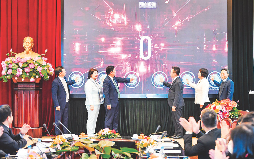 Các đại biểu thực hiện nghi thức khai trương Chuyên trang OCOP của Báo Nhân Dân. Ảnh: Thành Đạt