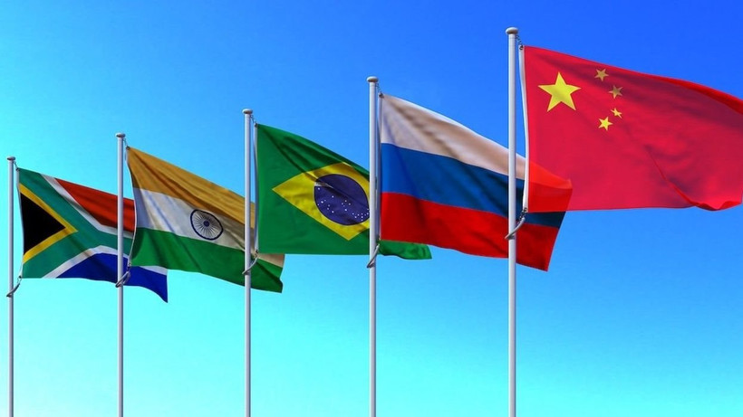 Đại diện cho sự trỗi dậy của các quốc gia Nam và Đông bán cầu, vị thế cũng như tầm ảnh hưởng của khối BRICS ngày càng phát triển.