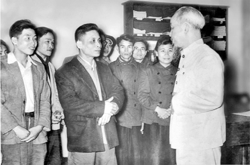 Chủ tịch Hồ Chí Minh thăm và chúc Tết cán bộ, phóng viên Báo Nhân Dân, năm 1957. Ảnh: Tư liệu