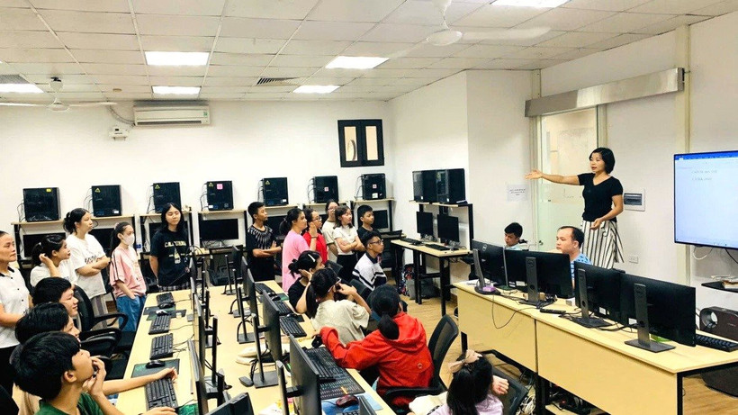 Một lớp đào tạo nghề cho người “yếu thế” do Công ty cổ phần Nghị Lực Sống tổ chức.