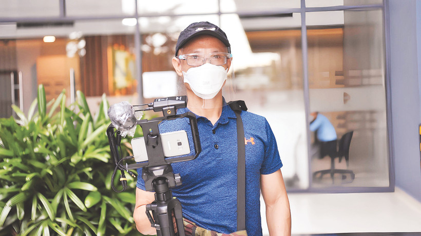 Nhà báo Thành Lương tác nghiệp tại TP Hồ Chí Minh khi dịch Covid-19 bùng phát.