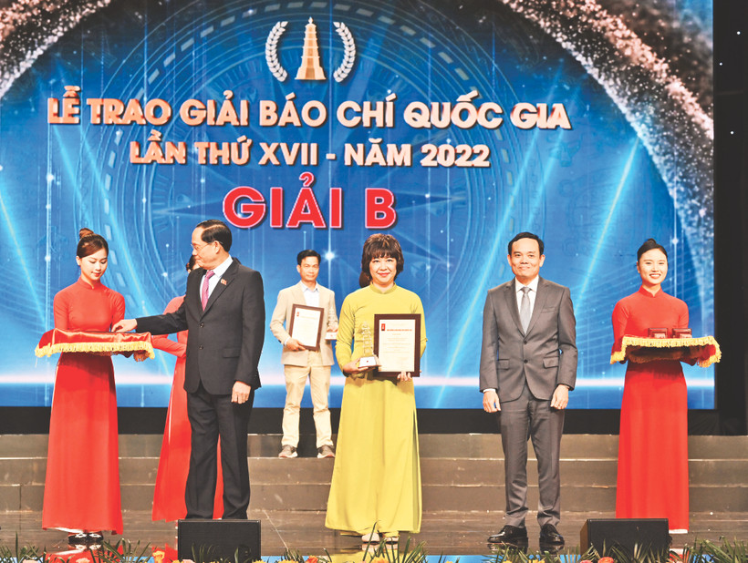 Phó Thủ tướng Trần Lưu Quang và Phó Chủ tịch Quốc hội Trần Quang Phương trao giải B cho nhóm tác giả Báo Nhân Dân. Ảnh: Duy Linh