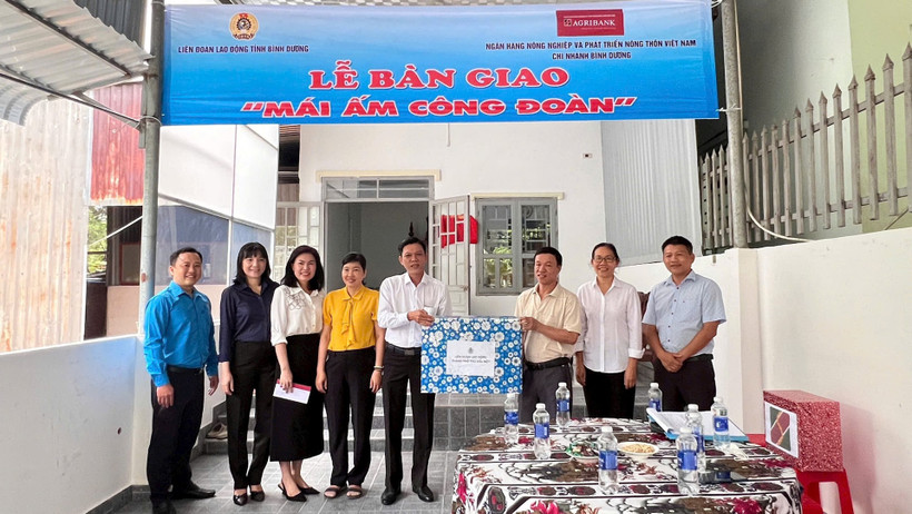 Người lao động nghèo vui mừng đón nhận "Mái ấm công đoàn". Nguồn: Liên đoàn Lao động tỉnh Bình Dương