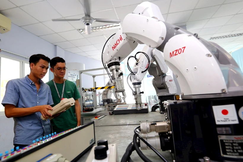 Các học viên thực hành lập trình và vận hành Robot tại Trung tâm Đào tạo Khu công nghệ cao Thành phố Hồ Chí Minh (SHTP-Training). Ảnh: Danh Lam
