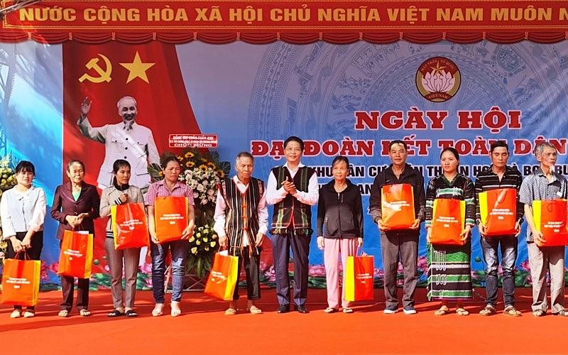 Đồng chí Trần Tuấn Anh trao tặng 12 phần quà cho tập thể và hộ gia đình Liên khu dân cư thôn Thuận Hòa và bon Bu Đắk, xã biên giới Thuận An, huyện Đắk Mil, tỉnh Đắk Nông.