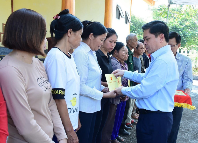 Đồng chí Nguyễn Văn Thể, Ủy viên Trung ương Đảng, Bí thư Đảng ủy Khối các cơ quan Trung ương tặng quà các gia đình có hoàn cảnh khó khăn tại xã Minh Thanh.