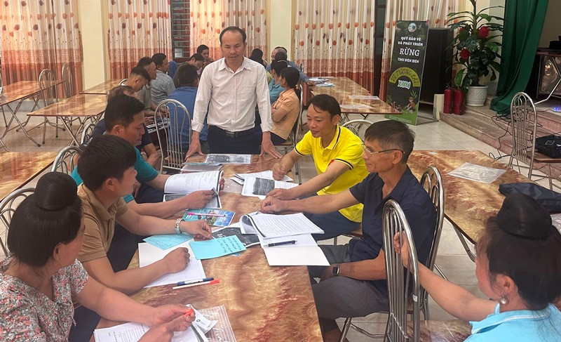 Giảng viên hướng dẫn các chủ rừng cập nhật thông tin, văn bản quản lý bảo vệ rừng.