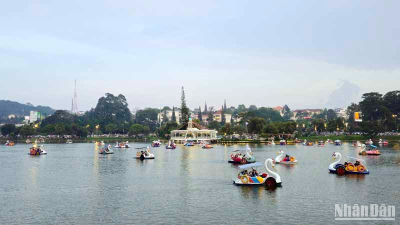 Trên hồ Xuân Hương, thành phố Đà Lạt dịp Lễ 30/4.