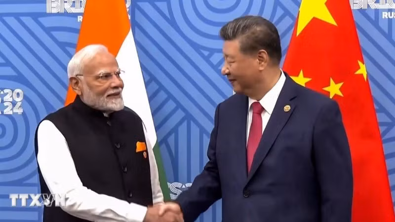 Thủ tướng Ấn Độ Narendra Modi (trái) và Chủ tịch Trung Quốc Tập Cận Bình tại cuộc gặp bên lề Hội nghị cấp cao BRICS ở Kazan, Nga, ngày 23/10/2024. (Ảnh: ANI/TTXVN)