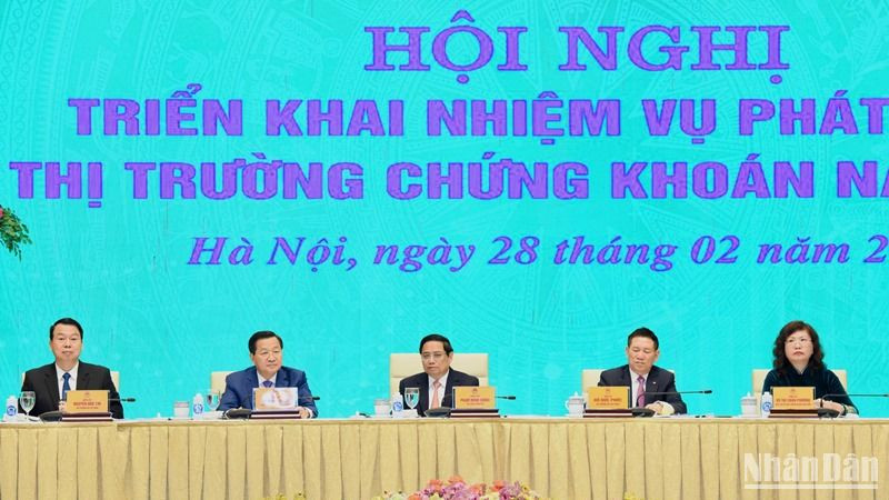 Thủ tướng Phạm Minh Chính dự và chỉ đạo hội nghị.