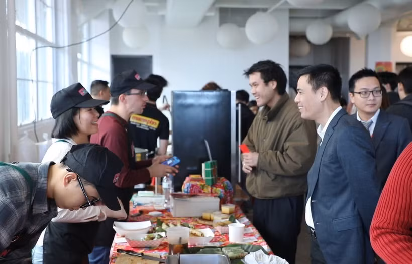 Đại sứ Đặng Hoàng Giang, Trưởng Phái đoàn Thường trực Việt Nam tại Liên hợp quốc tham quan các gian hàng tại Hội chợ. (Ảnh: Quang Huy/TTXVN)