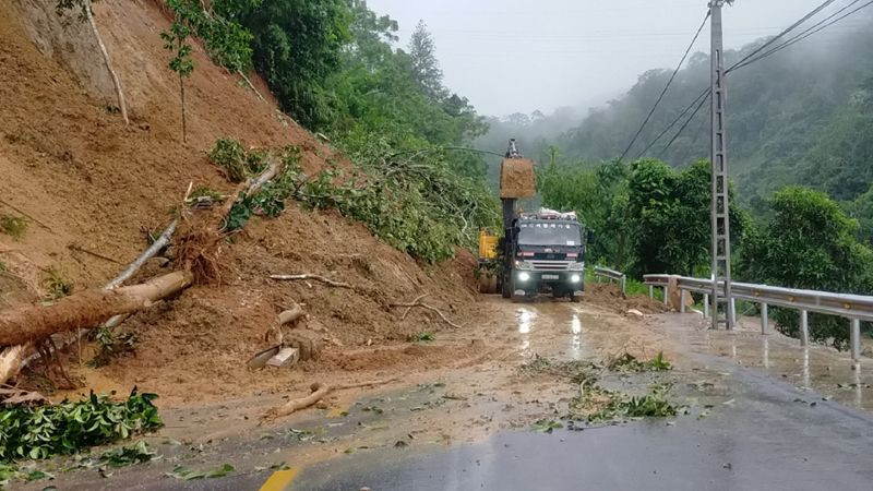 Khắc phục sạt lở trên tuyến Quốc lộ 3B từ thành phố Bắc Kạn đi Chợ Đồn. (Ảnh: TUẤN SƠN).