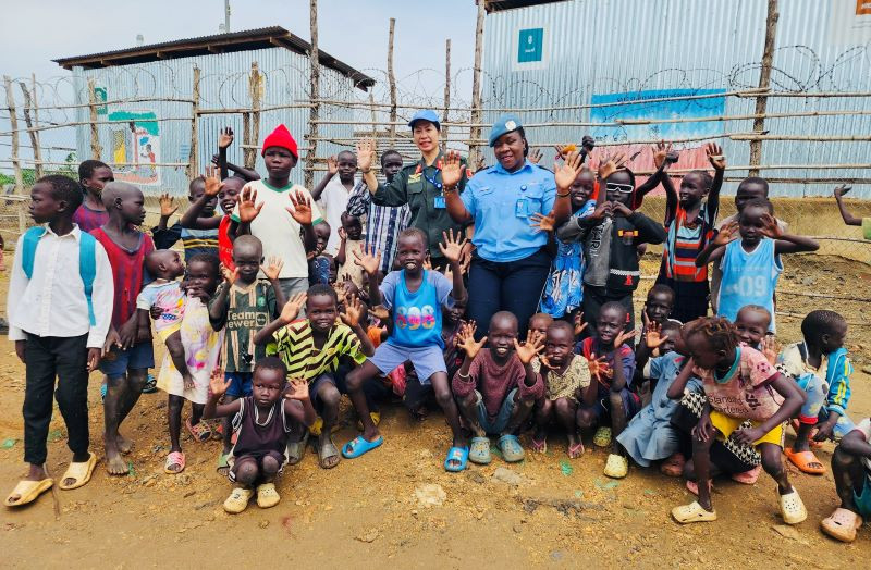 Mạng lưới Cảnh sát Phái bộ cũng đã mang đến tiếng cười và niềm vui cho trẻ em trong trại IDP.