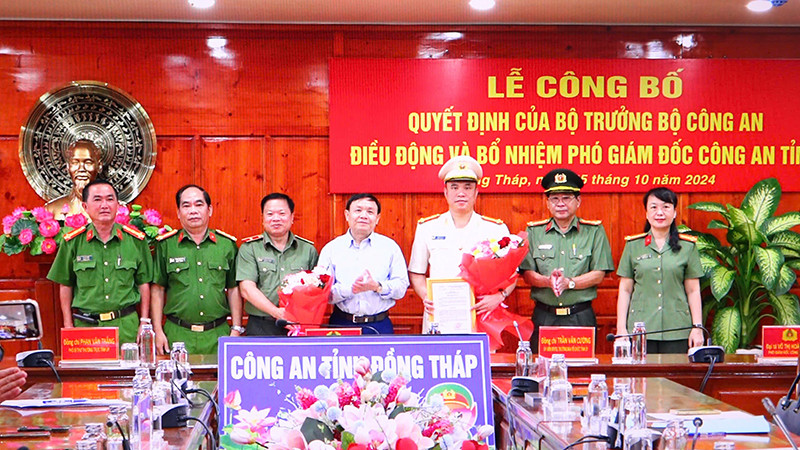 Ban Giám đốc Công an tỉnh Đồng Tháp cùng các đại biểu chúc mừng Đại tá Hà Văn Bắc được điều động, bổ nhiệm Phó Giám đốc Công an tỉnh. (Ảnh: Công an cung cấp)