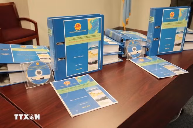 Việt Nam chính thức nộp Hồ sơ đệ trình Ranh giới thềm lục địa mở rộng ngoài 200 hải lý của Việt Nam ở Khu vực Giữa Biển Đông lên Ủy ban Ranh giới Thềm lục địa Liên hợp quốc. (Ảnh: Thanh Tuấn/TTXVN) 