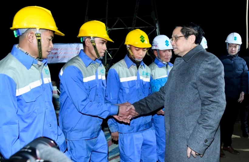 Thủ tướng Phạm Minh Chính thăm hỏi động viên công nhân thi công Dự án Đường dây 500kV Nam Định 1-Thanh Hóa ngày 27/1/2024.