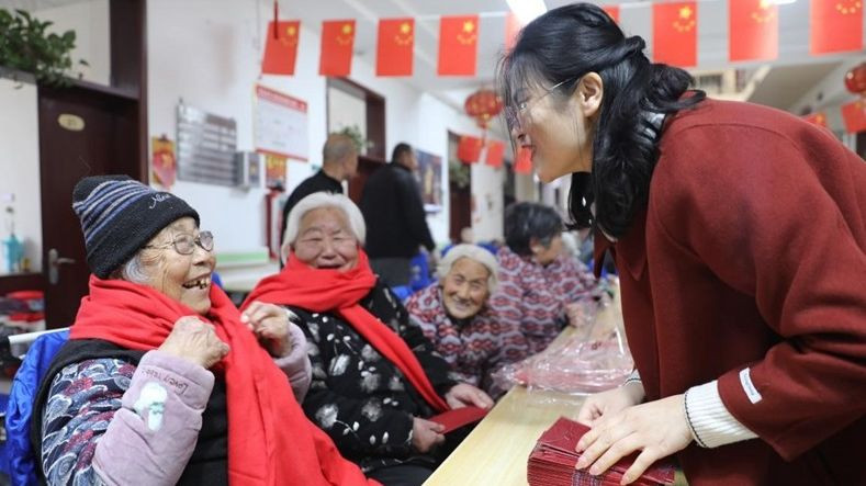 Ảnh minh họa: Người già được chăm sóc sức khỏe tại một viện dưỡng lão ở tỉnh Hà Bắc, Trung Quốc. (Ảnh: Nhân Dân Nhật báo)