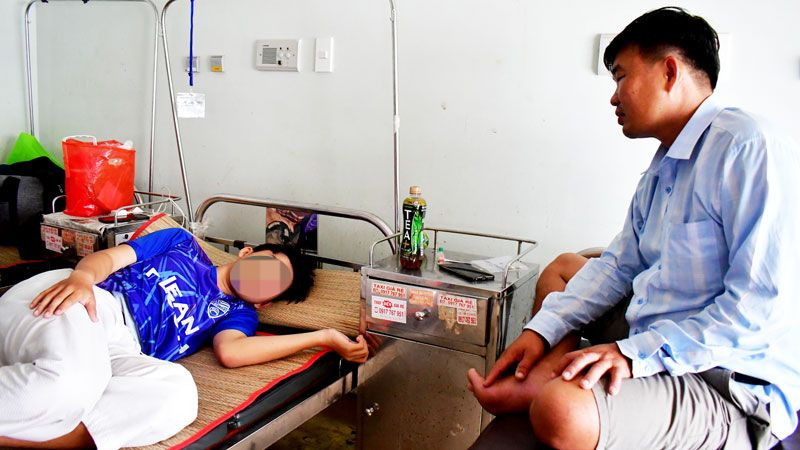 Em Đ.P.V.S, học sinh lớp 10, Trường trung học phổ thông An Biên bị đánh hội đồng phải nhập viện điều trị.
