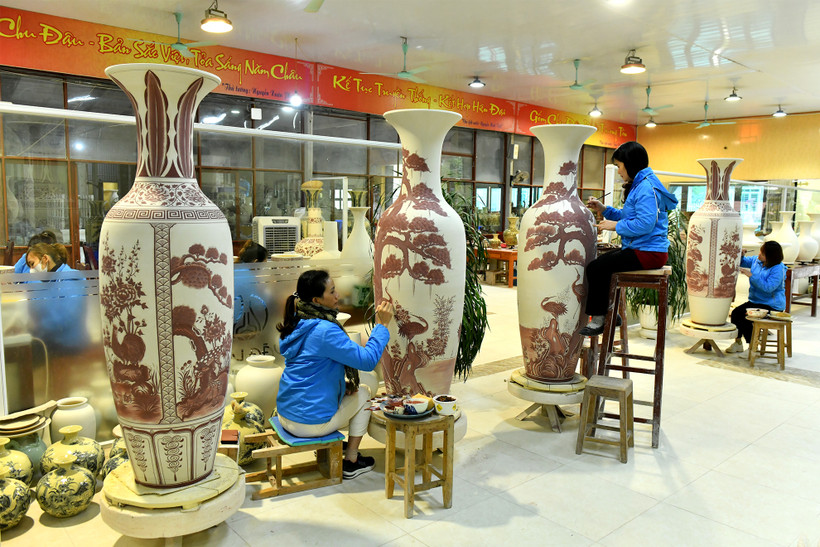 [Ảnh] Xưởng gốm Chu Đậu hối hả sản xuất hàng Tết
