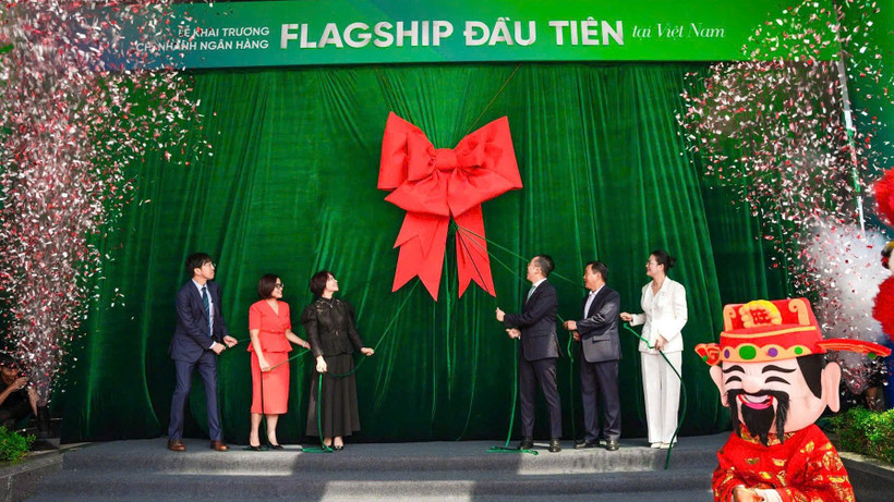Ban lãnh đạo VPBank cùng kéo băng khánh thành chi nhánh Flagship.