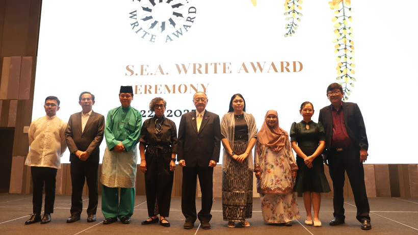 Các nhà văn được trao Giải thưởng Văn học ASEAN 2023.