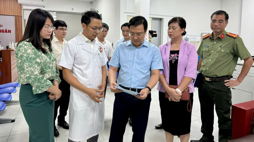 Đoàn giám sát của Thường trực Hội đồng nhân dân thành phố làm việc tại huyện Đông Anh (Hà Nội) về quản lý hành nghề y, dược ngoài công lập.