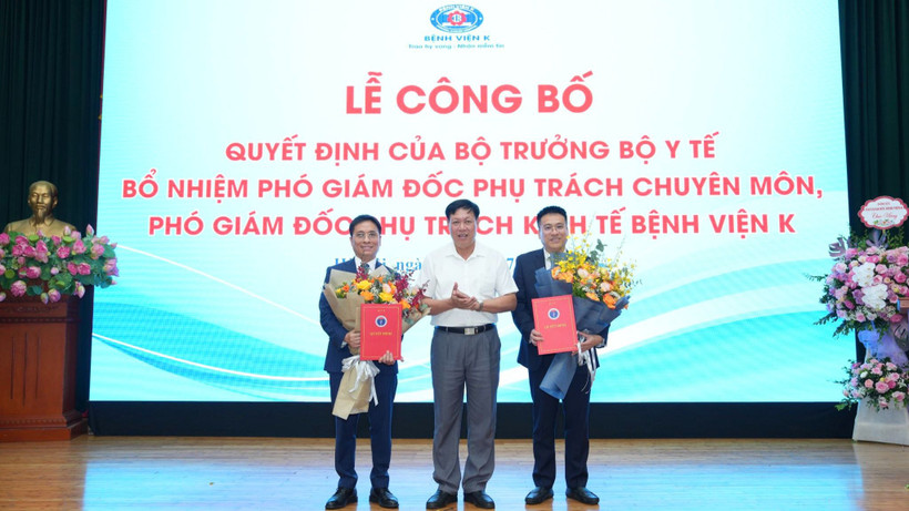 Thứ trưởng Y tế Đỗ Xuân Tuyên trao quyết định bổ nhiệm hai phó giám đốc Bệnh viện K