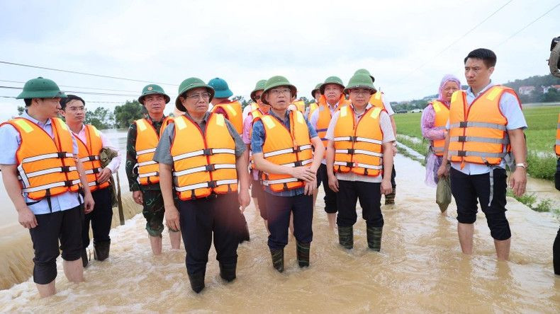 Thủ tướng Phạm Minh Chính thị sát tình hình nước lũ sông Cầu đang tràn bờ khu vực cầu Đá, thôn Hạ Lát, gây ngập lụt cánh đồng xã Tiên Sơn.