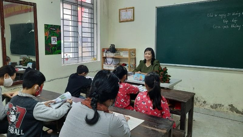 Cô giáo Phạm Thị Huyền giảng bài cho học sinh. Ảnh: Nhân vật cung cấp