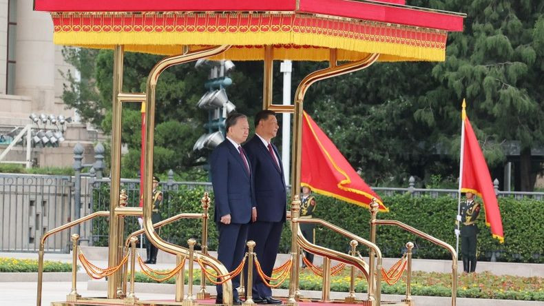 Tổng Bí thư, Chủ tịch nước Tô Lâm và Tổng Bí thư, Chủ tịch nước Trung Quốc Tập Cận Bình trên bục danh dự, nghe quân nhạc cử Quốc thiều hai nước. Ảnh: Trí Dũng – TTXVN