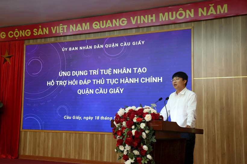 Lãnh đạo quận Cầu Giấy giới thiệu ứng dụng trí tuệ nhân tạo hỗ trợ hỏi - đáp thủ tục hành chính.