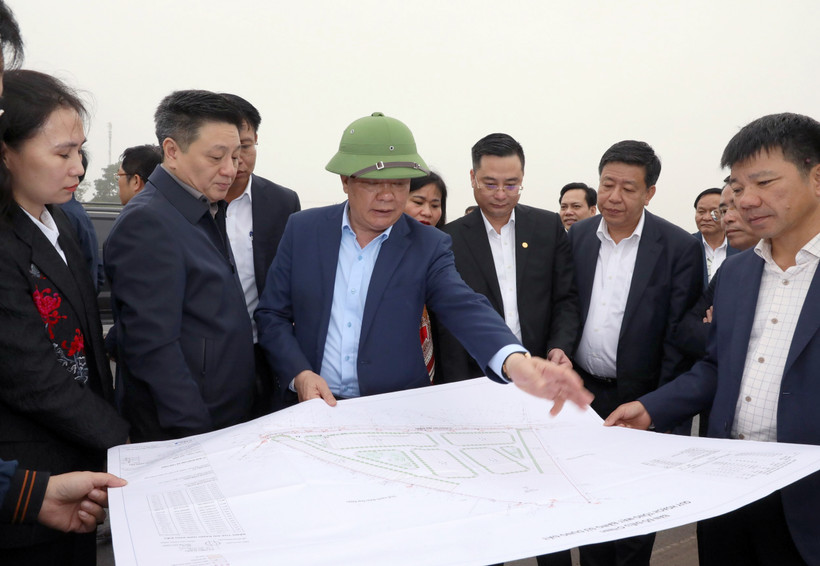 Bí thư Thành ủy Hà Nội Đinh Tiến Dũng cùng đoàn đi kiểm tra thực địa công tác giải phóng mặt bằng dự án đầu tư xây dựng đường Vành đai 4-Vùng Thủ đô Hà Nội tại huyện Thanh Oai. (Ảnh Duy Linh)