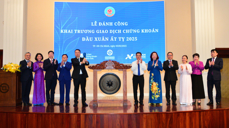 Ông Nguyễn Đức Chi, Thứ trưởng Bộ Tài chính cùng các đại biểu đánh cồng khai trương giao dịch chứng khoán đầu xuân.