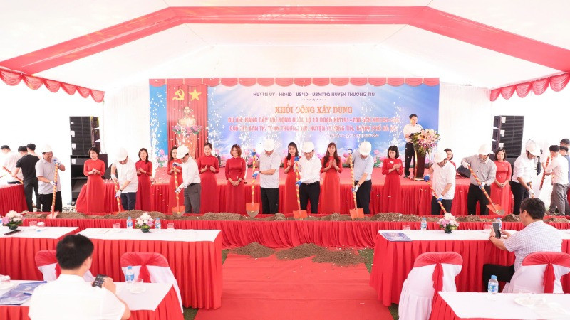 Các đại biểu thực hiện nghi thức khởi công dự án nâng cấp, mở rộng quốc lộ 1A đoạn qua Thị trấn Thường Tín (Hà Nội). (Ảnh: Tô Quý)