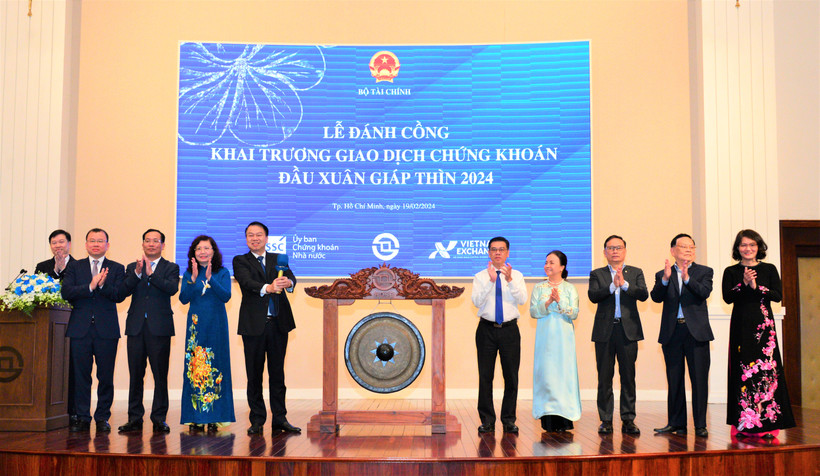Lễ đánh cồng khai trương giao dịch chứng khoán đầu Xuân Giáp Thìn 2024. (ẢNH: HoSE)