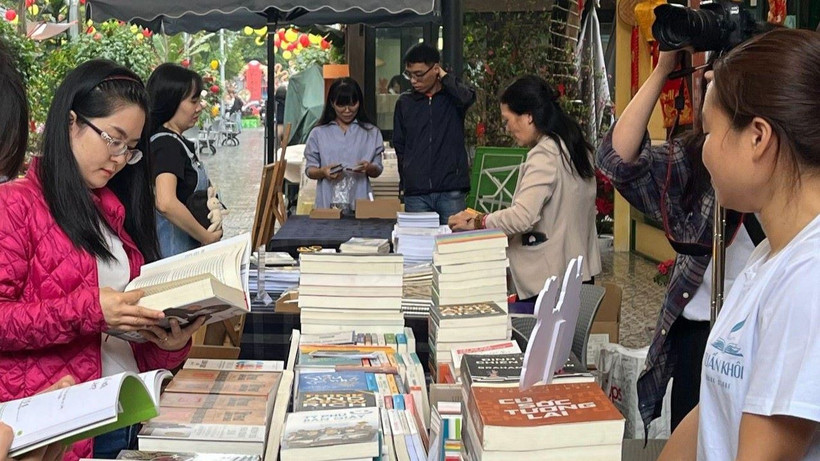 Phiên chợ khuyến đọc lần thứ 5 thu hút nhiều bạn trẻ quan tâm