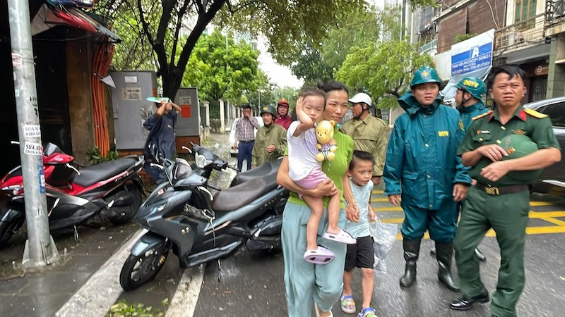 Người dân di chuyển ra khỏi khu tập thể P16A Thuỵ Khuê.
