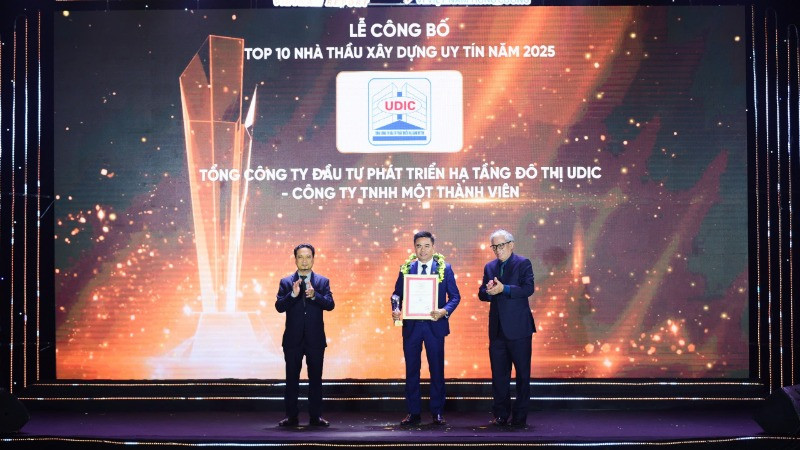 Ông Đỗ Tiến Lợi - Phó Tổng Giám đốc Tổng công ty UDIC vinh dự nhận Cúp và Giấy chứng nhận từ Ban Tổ chức. (Ảnh: TRUNG KIÊN)