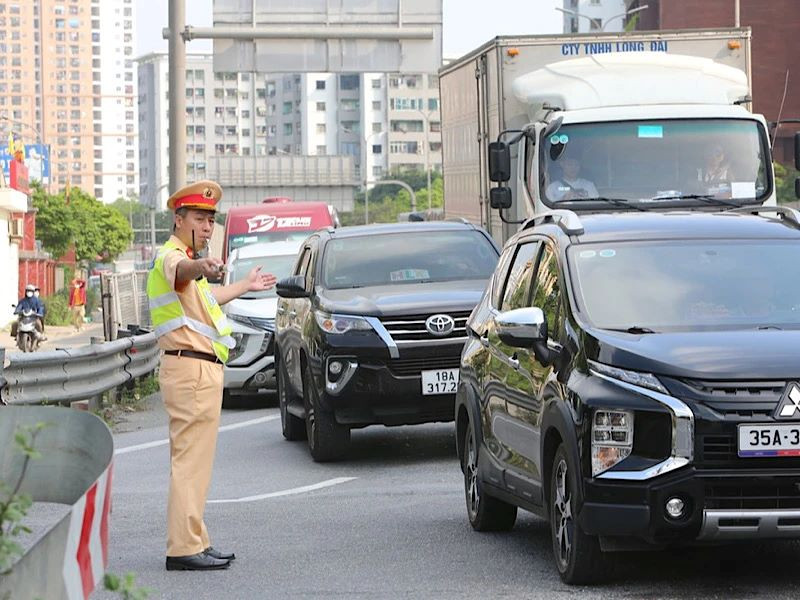 Cảnh sát giao thông điều hành giao thông tại Hà Nội. (Ảnh: THÁI SƠN)