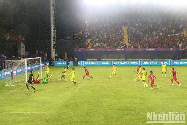 Bàn thắng đầu tiên của U22 Việt Nam vào lưới U22 Malaysia. Ảnh: MẠNH HIỆP