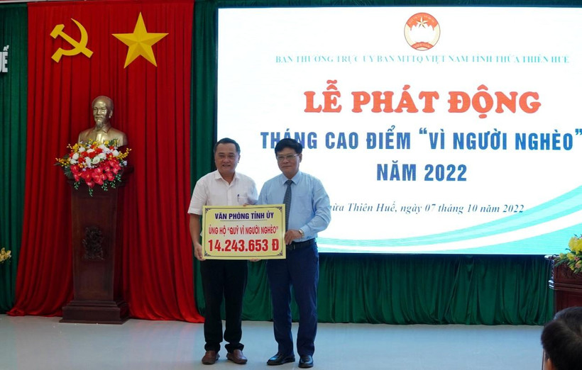 Văn phòng Tỉnh ủy ủng hộ Quỹ "Vì người nghèo" năm 2022 tại Lễ phát động.