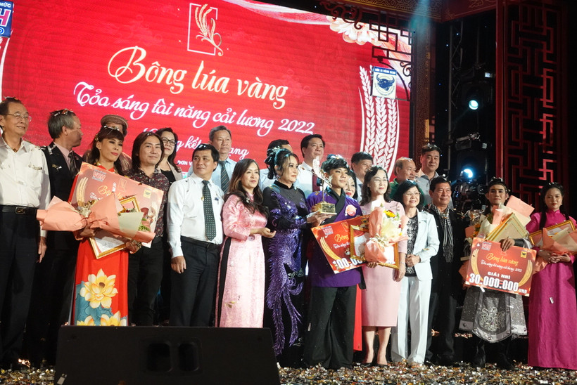 Đại biểu, Ban Giám khảo chụp hình lưu niệm với các thí sinh đoạt giải.